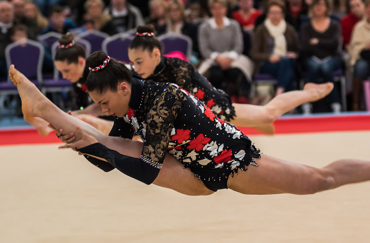 Kaisha, Louise and Sammy - split leap